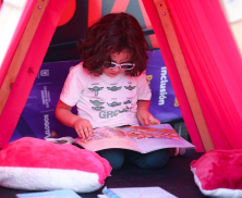 Persona leyendo en una actividad de la FUGA