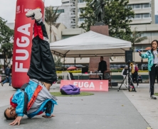 Fotografia artista break dance en el parque santander - Arte y cultura para resignificar espacios públicos: una invitación a vivir el parque Santander 