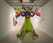 Imagen de escultura en exposición de arte joven en la FUGA