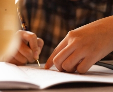 Escribiendo carta a mano