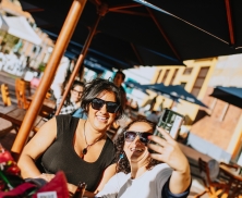Tardeando el centro, dos mujeres disfrutan en una de las actividades de la jornada