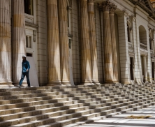 Fotografía de un obrero caminando en el Bronx Distrito Creativo en 2025