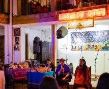 Fotografía de personas en un evento en cafe casa de citas durante una actividad de tardeando el centro