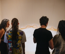 Fotografía de jóvenes durante una exposición en la FUGA