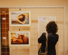 Personas en una exposición de la FUGA