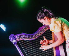 mujer tocando arpa FUGA