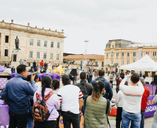 Personas viendo una actividad en la plaza de Bolívar 
