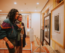 Persona en una exposición de la FUGA