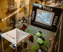 Proyección de cine en la Calle 10 frente a la FUGA