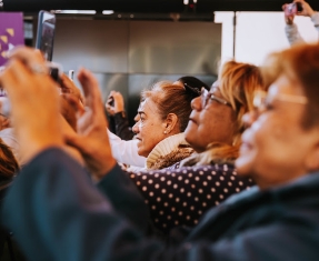 Mujer grabando con el celular actividad en la FUGA