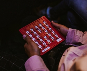 Persona jugando Bingo