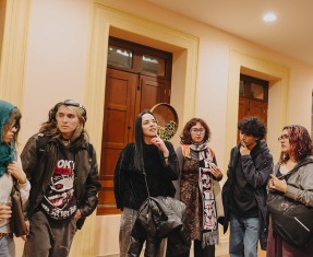 Personas en una exposición de la FUGA
