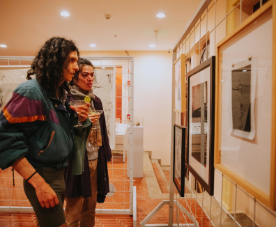 Persona en una exposición de la FUGA