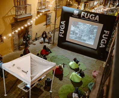 Proyección de cine en la Calle 10 frente a la FUGA