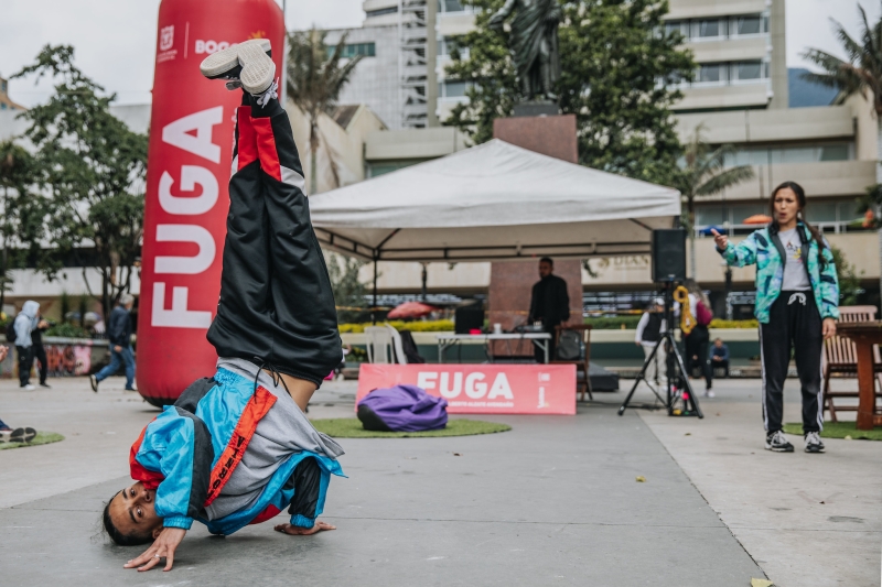 Fotografia artista break dance en el parque santander - Arte y cultura para resignificar espacios públicos: una invitación a vivir el parque Santander
