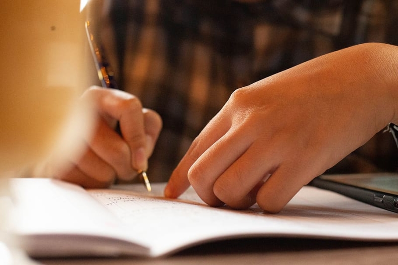 Escribiendo carta a mano