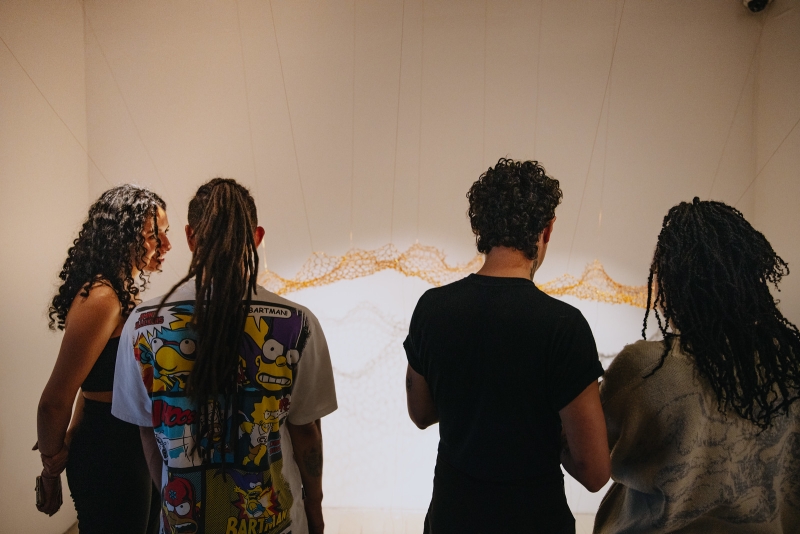 Fotografía de jóvenes durante una exposición en la FUGA