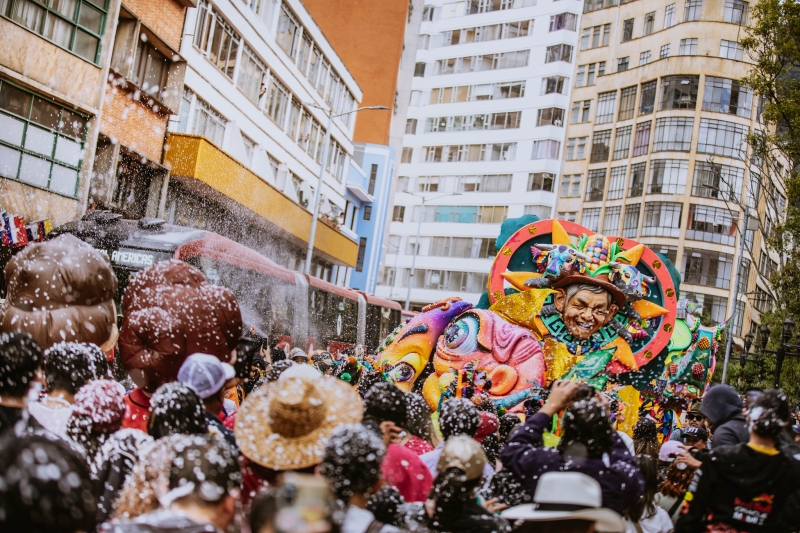 CARNAVAL NEGROS Y BLANCOS FUGA