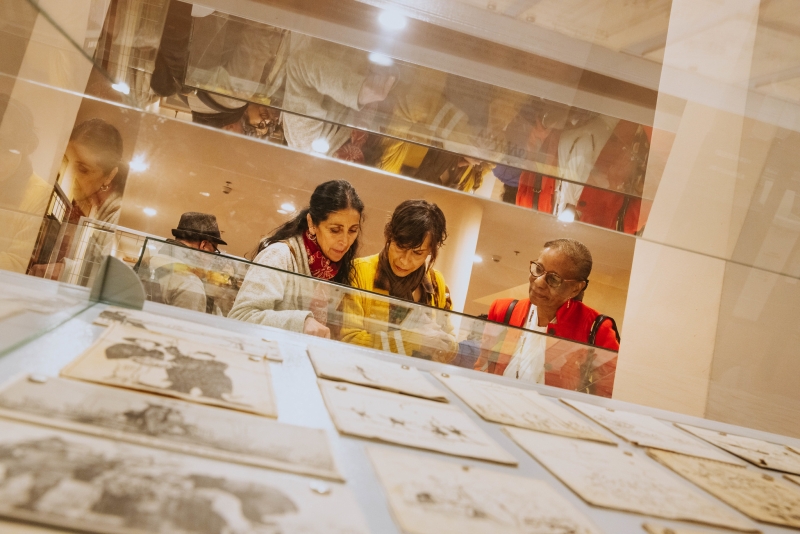 Personas en una exposición de la FUGA