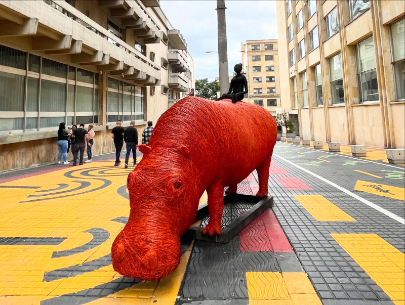BOGOTÁ RECIBE OFICIALMENTE RESILIENCIA: LA OBRA DEL HIPOPÓTAMO MONUMENTAL LLEGA AL PASAJE MURILLO TORO