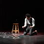 Fotografía de hombre en una obra de teatro