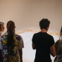 Fotografía de jóvenes durante una exposición en la FUGA