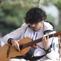 Persona tocando guitarra en una actividad de la FUGA