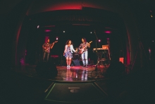 Imagen de músicos en el Muelle de la Fuga - anuncio portafolio de estímulos FUGA 2023