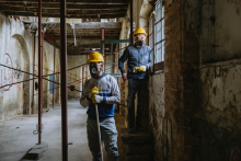 Fotografía de dos obreros en el Bronx DC mayo 2023