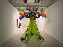 Imagen de escultura en exposición de arte joven en la FUGA