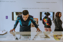 Personas observando una exposición de la FUGA