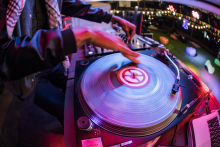 Imagen de DJ tocando en evento de la FUGa
