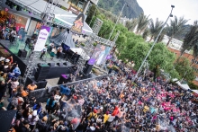 Fotografía de un evento de la Fuga con centenares de personas en la plaza CityU