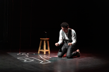 Fotografía de hombre en una obra de teatro