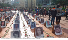 Fotografía de varias fotos de victimas de desaparecidos en una calle del centro de Bogotá 