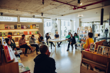 Grupo de personas leyendo en actividad de la FUGA