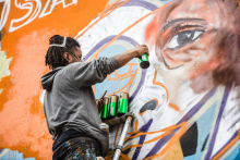 FUGA joven haciendo graffiti