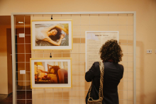 Personas en una exposición de la FUGA