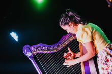 mujer tocando arpa FUGA